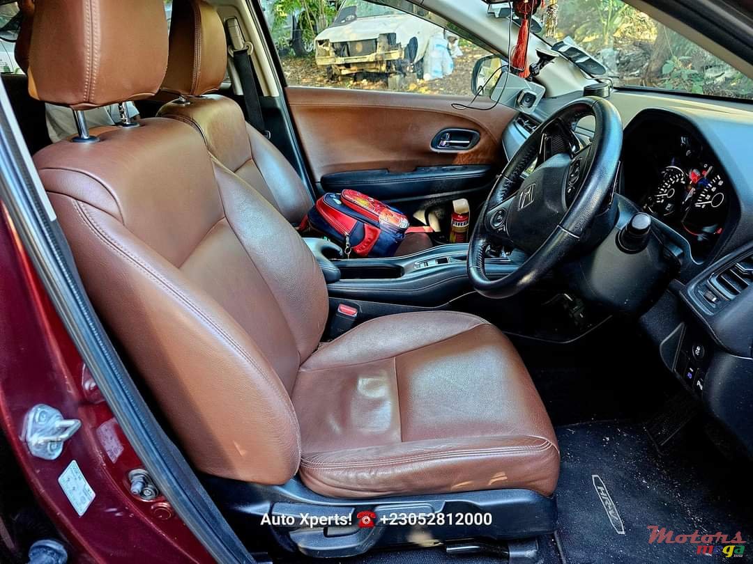 2016' Honda HR-V Bezel non hybrid photo #7