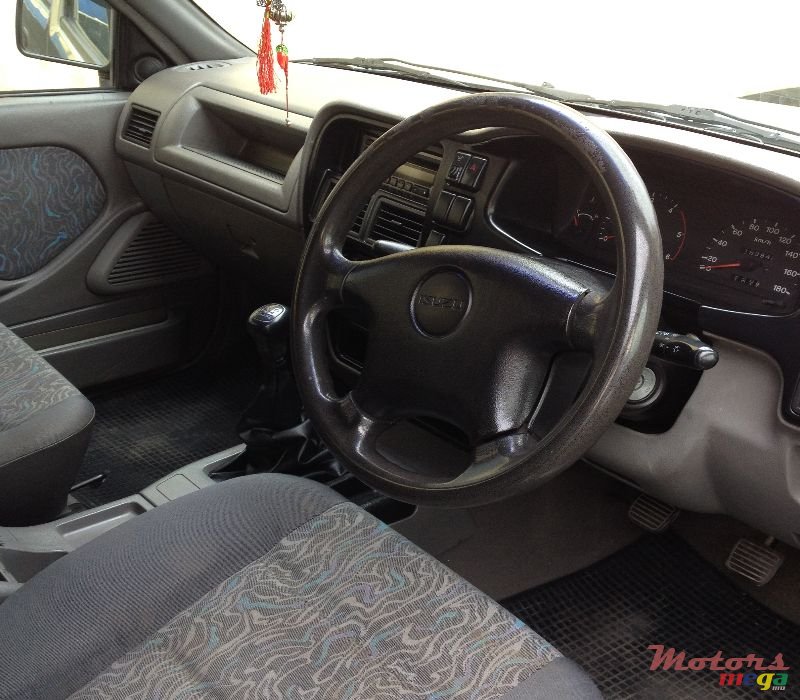 2002' Isuzu photo #3