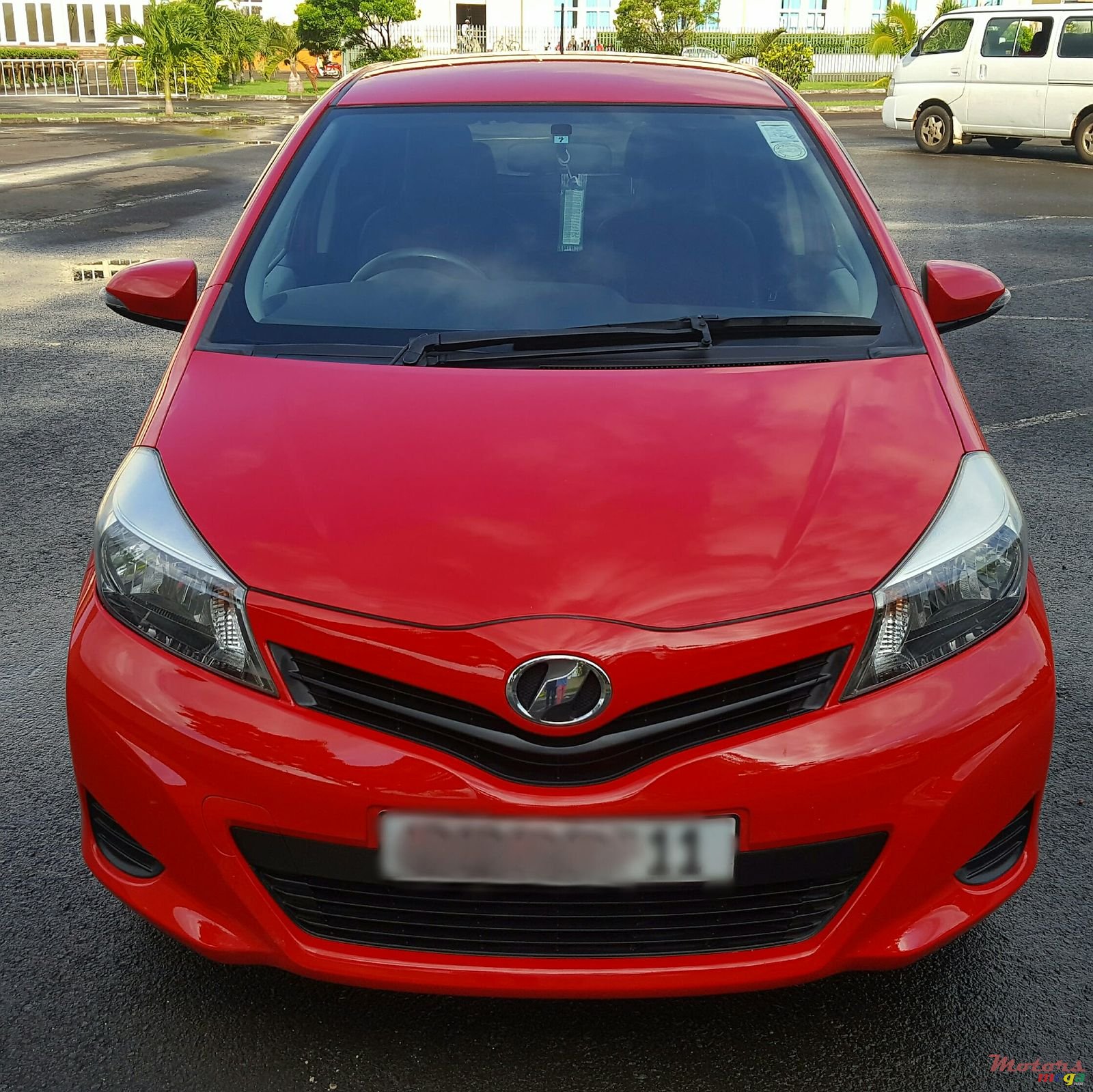 2011' Toyota Vitz photo #6