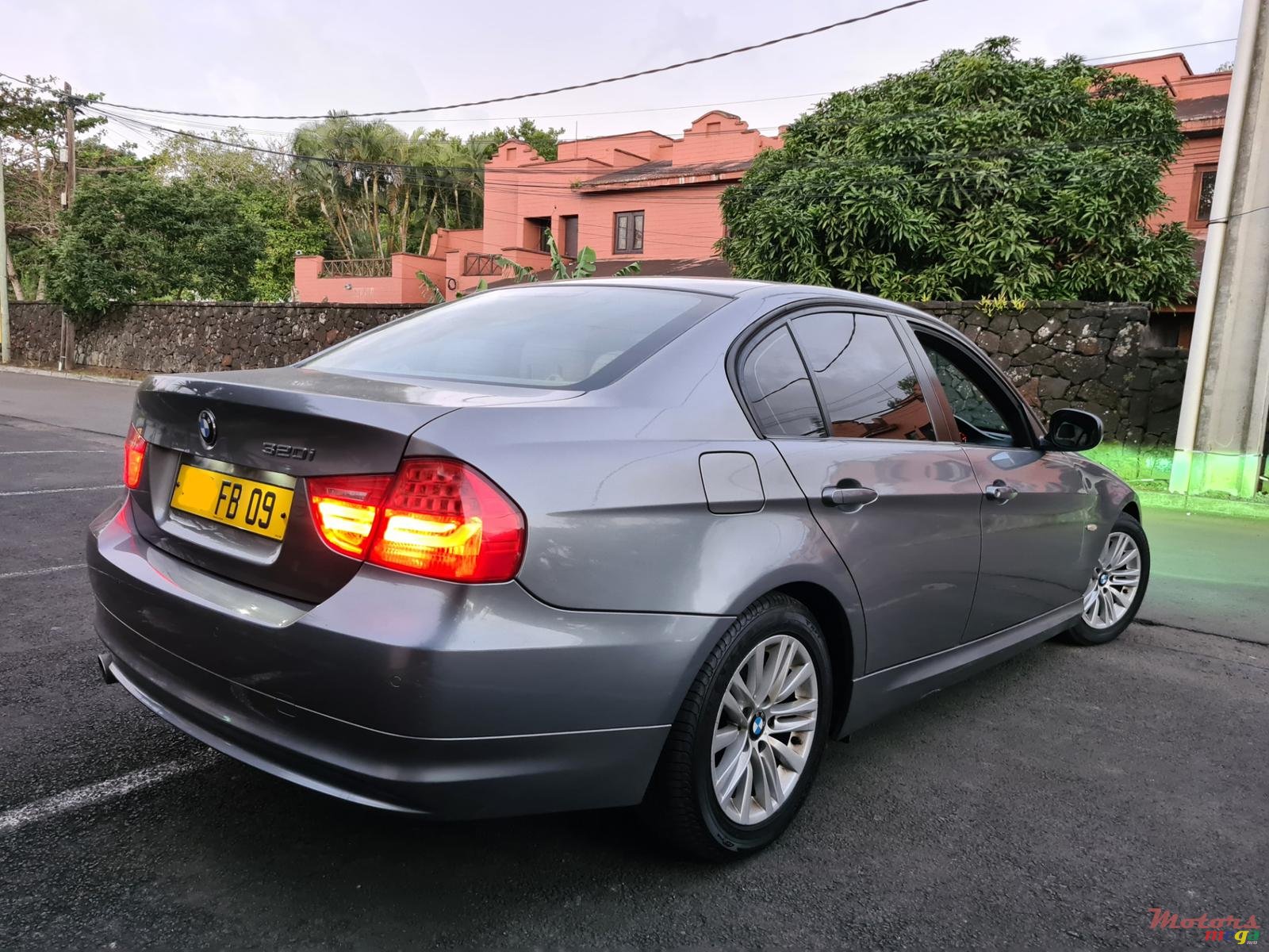 2009' BMW 320 Automatic photo #3