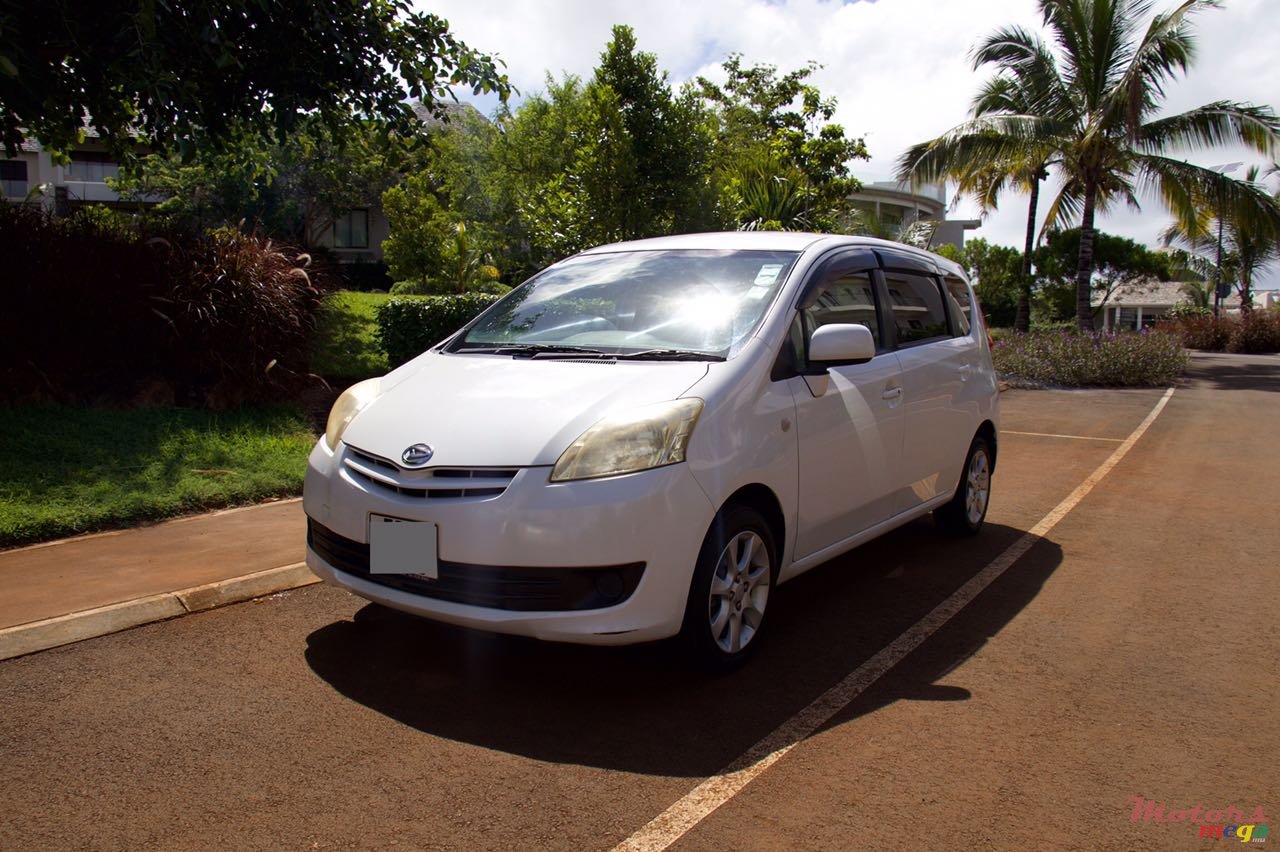 2010' Daihatsu Boon Luminas photo #1