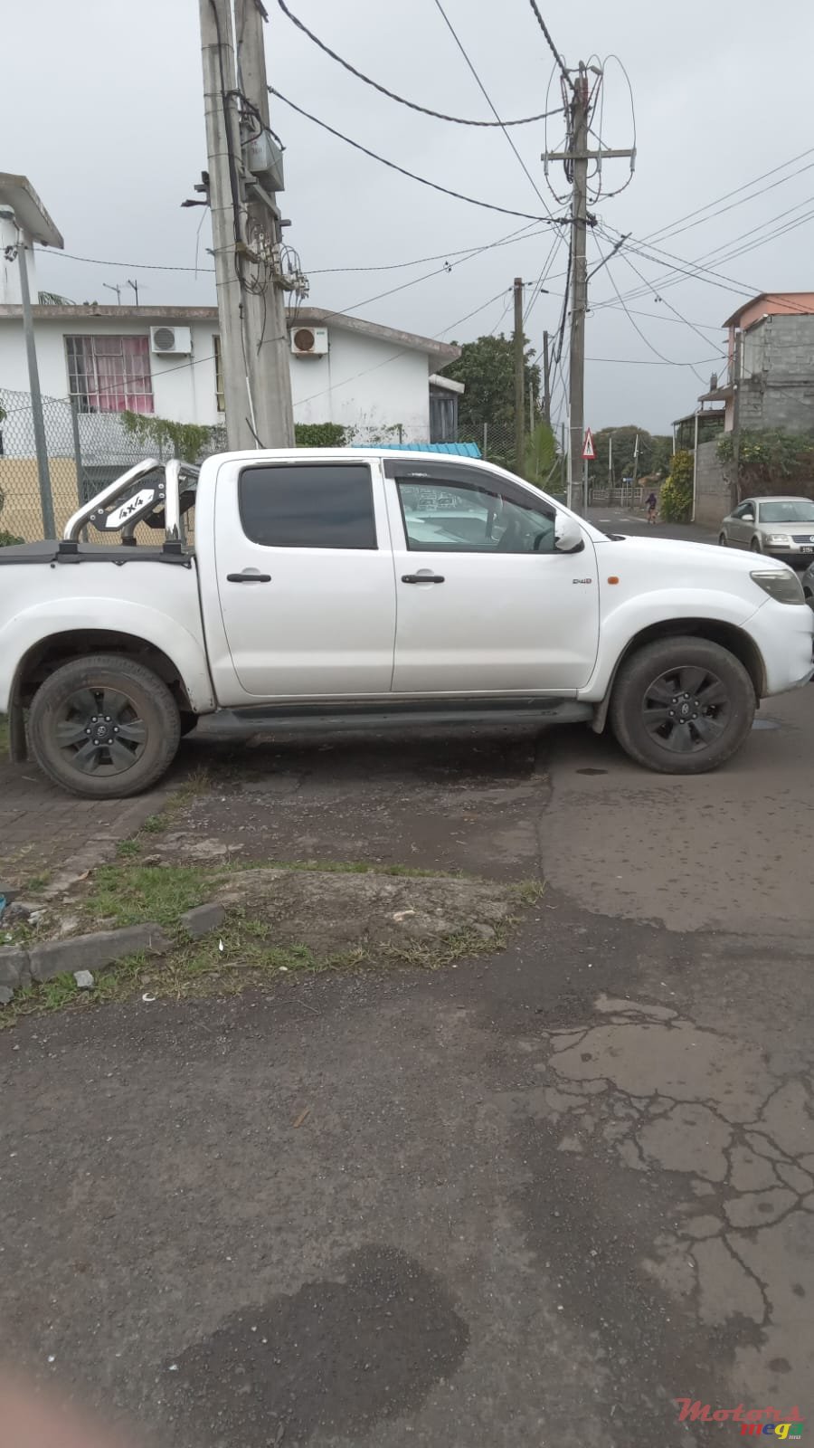 2013' Toyota Hilux 4X4 photo #2