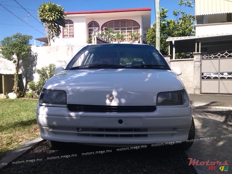 1992' Renault Clio photo #2