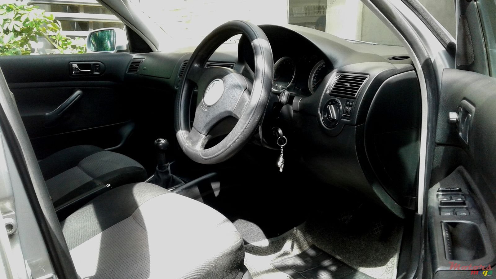 2002' Volkswagen Golf photo #1