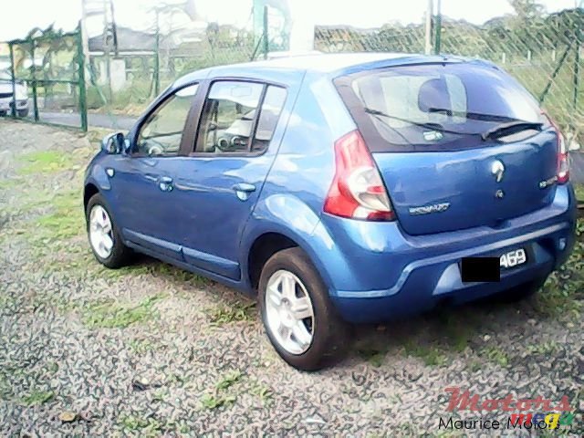 2010' Renault Sandero photo #2