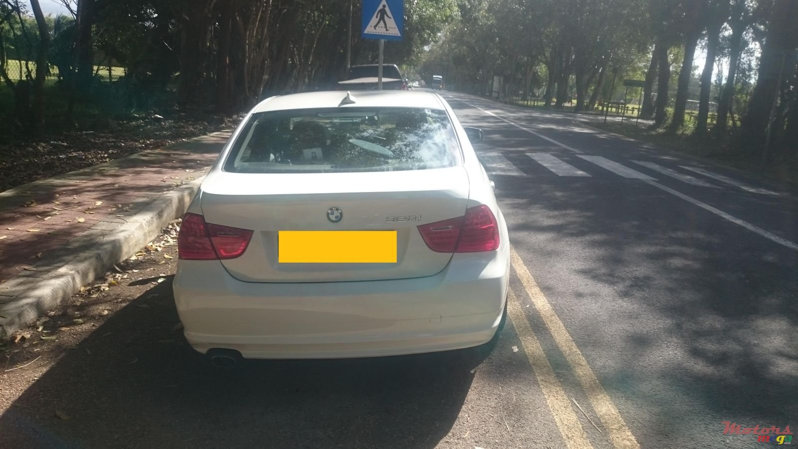 2011' BMW 3 Series E90 320i photo #2