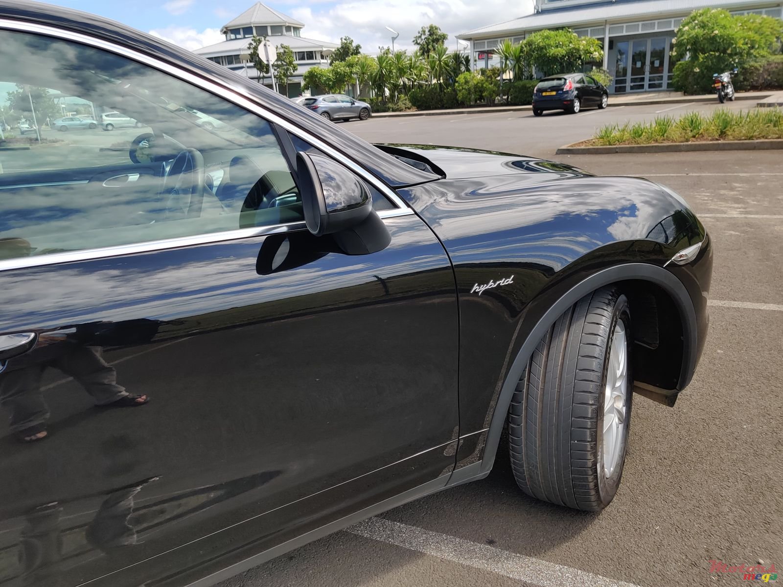 2011' Porsche Cayenne S Hybrid photo #3