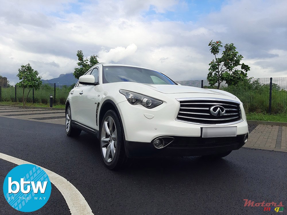 2015' Infiniti QX70 photo #1