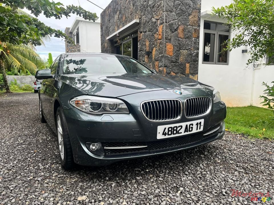 2011' BMW 523 photo #5