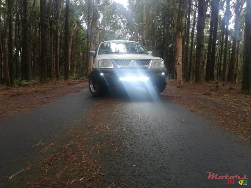 2007' Mitsubishi L 200 4x2 photo #3