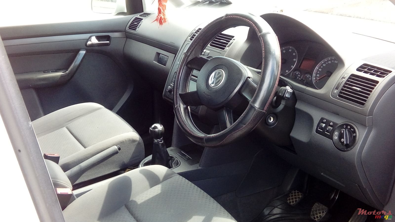 2008' Volkswagen Touran 1598cc photo #5