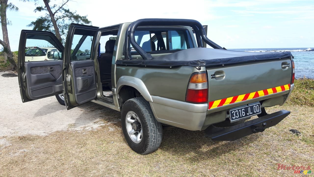 2000' Isuzu 280 photo #6