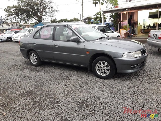 2001' Mitsubishi Lancer photo #1