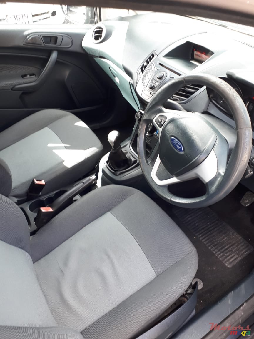 2012' Ford Fiesta photo #6