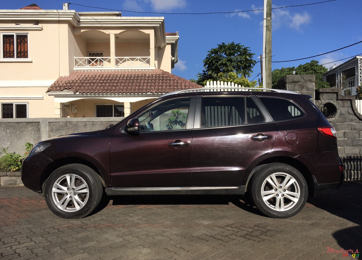 2010' Hyundai Santa Fe photo #1