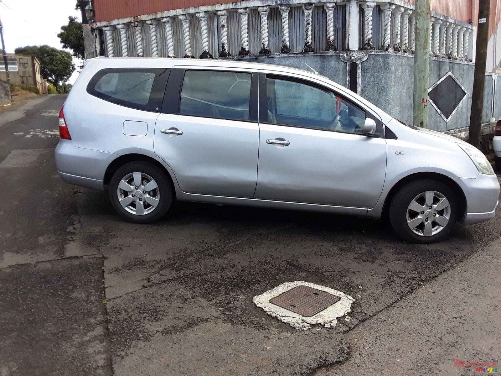 2011' Nissan Grand Livina photo #1