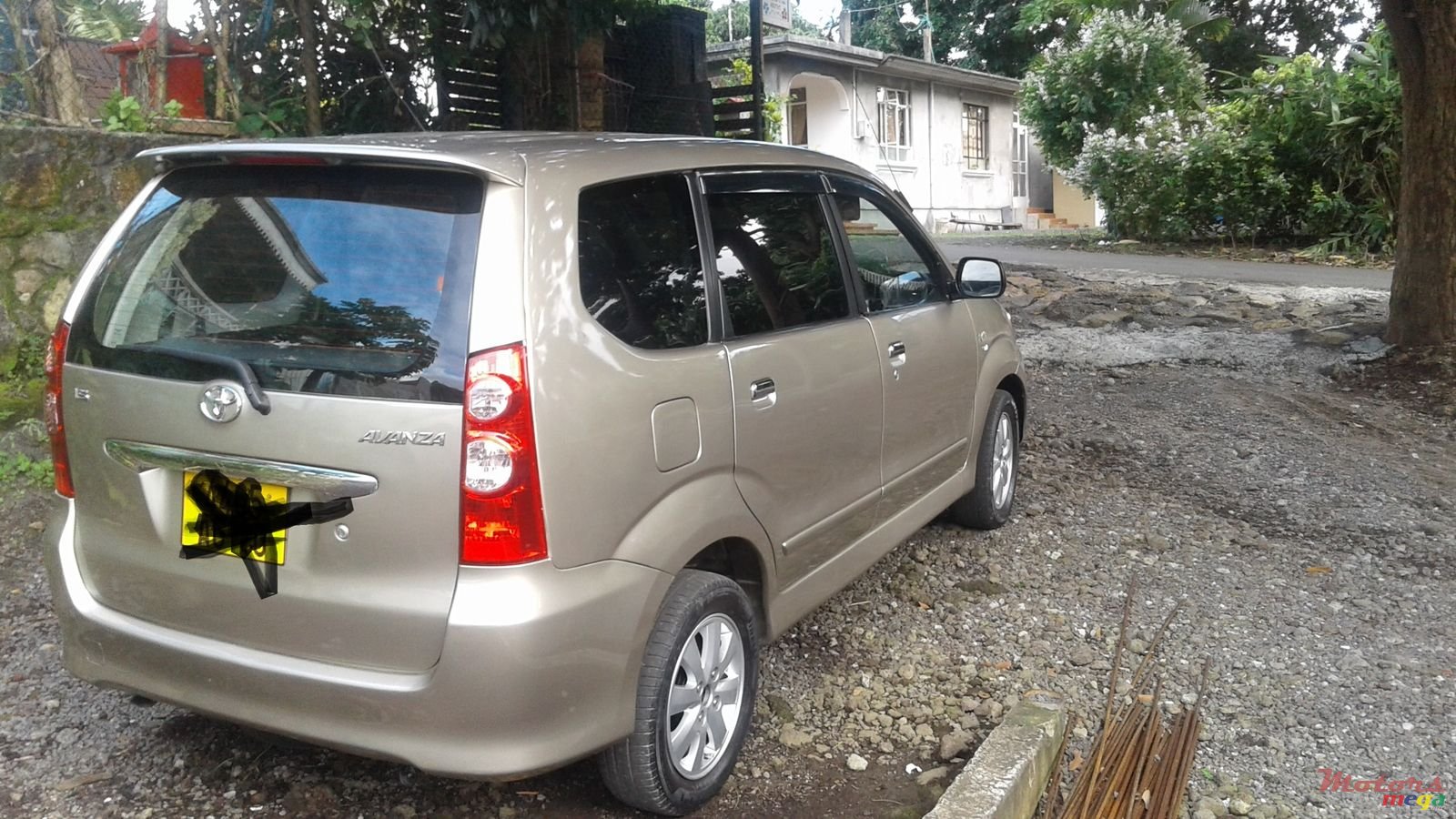 2010' Toyota Avanza photo #2