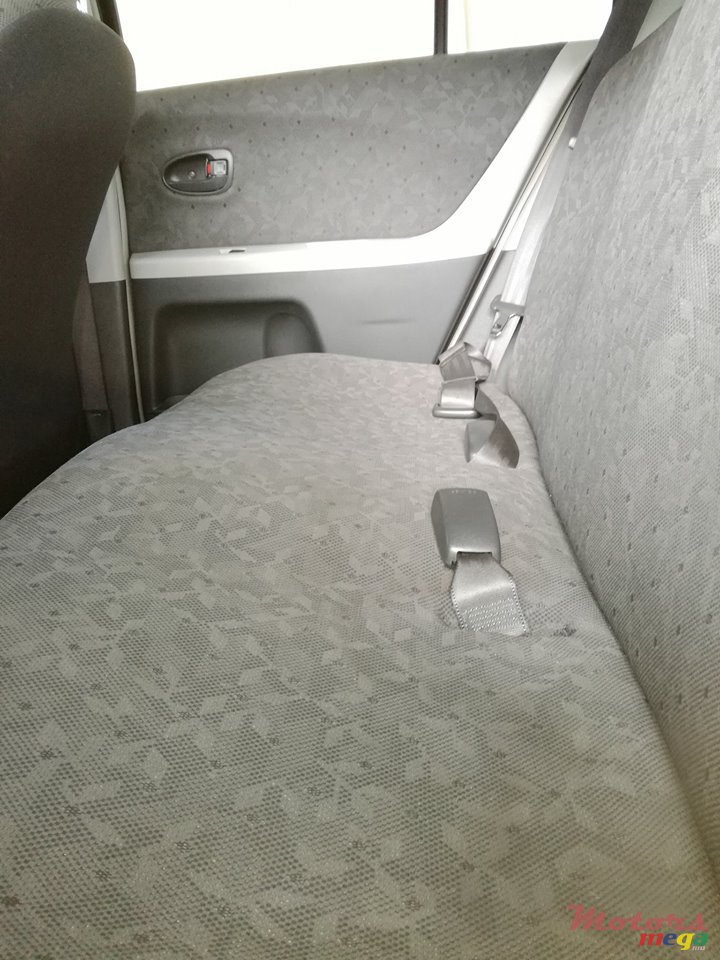 2009' Toyota Vitz photo #4