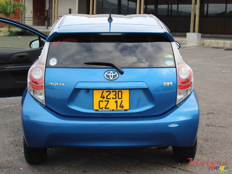 2014' Toyota Prius c photo #2