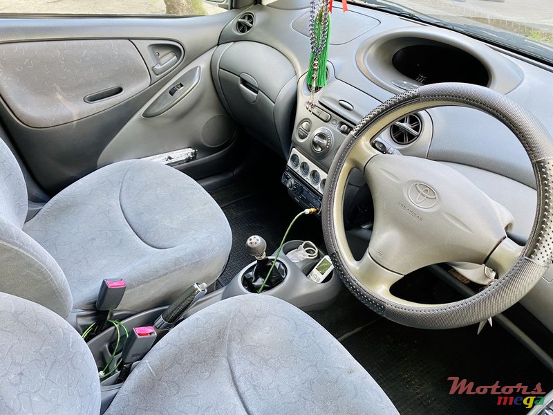 1999' Toyota Vitz photo #4