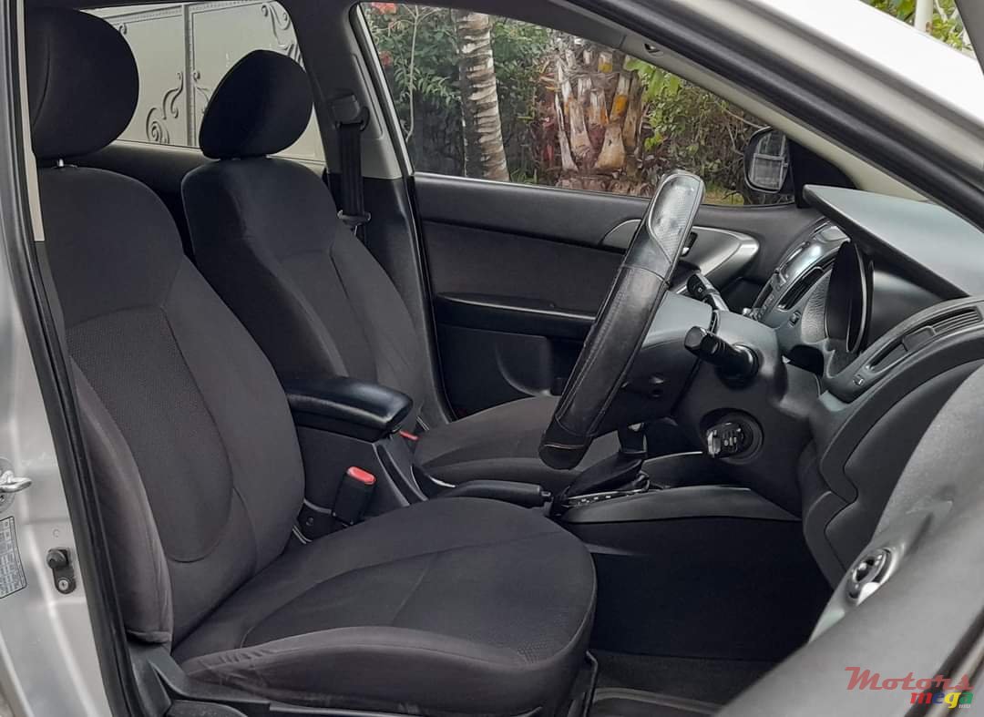 2012' Kia Cerato Hback photo #6