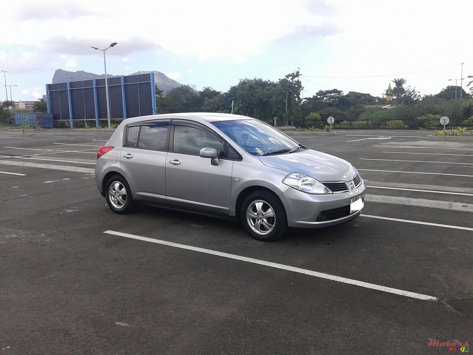 2005' Nissan Tiida photo #1