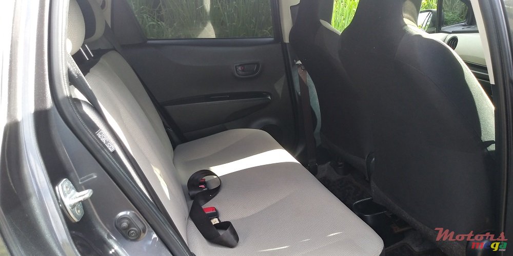 2011' Toyota Vitz 1.3 photo #5