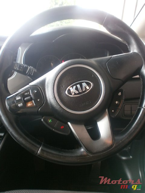 2014' Kia Carens photo #6