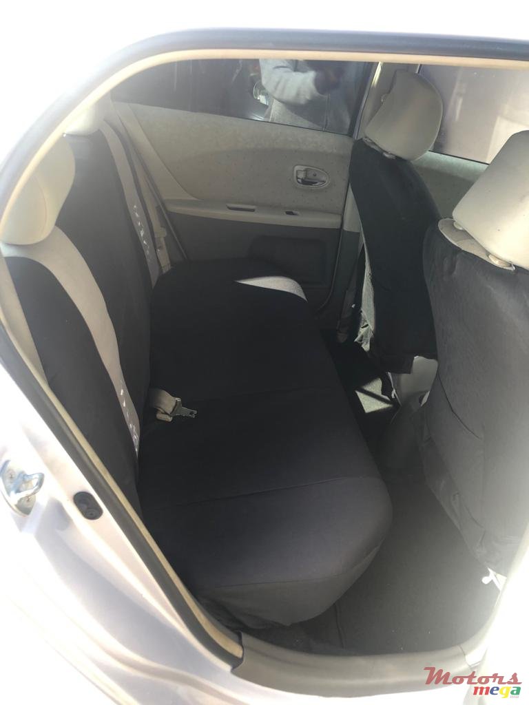 2008' Toyota Vitz photo #2