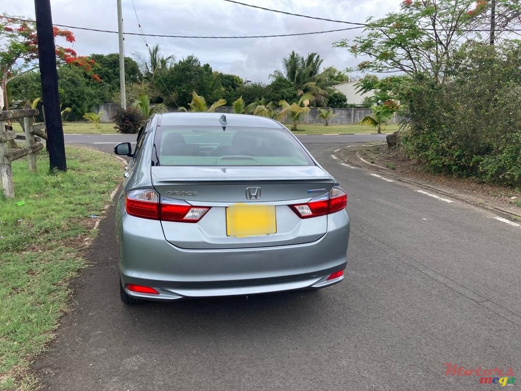 2015' Honda Grace photo #4