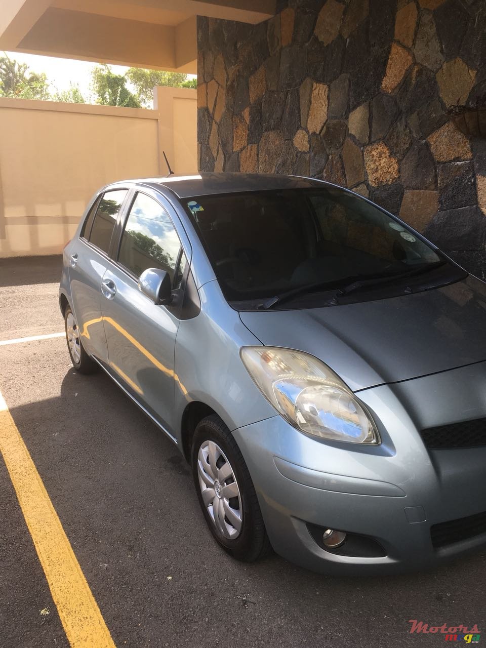 2009' Toyota Vitz photo #1