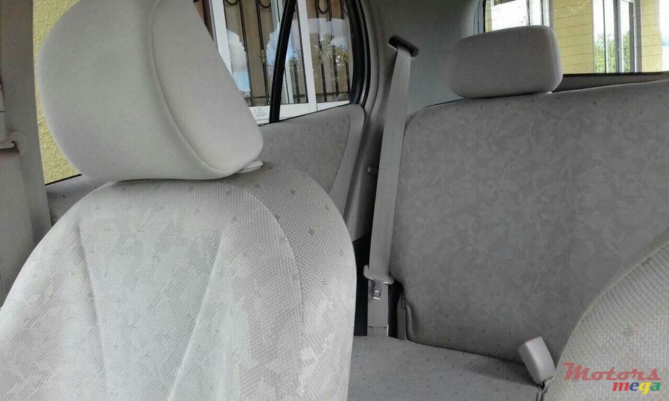 2010' Toyota Vitz photo #2