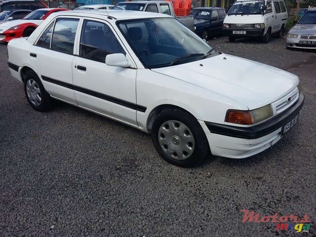 1992' Mazda 323 photo #1