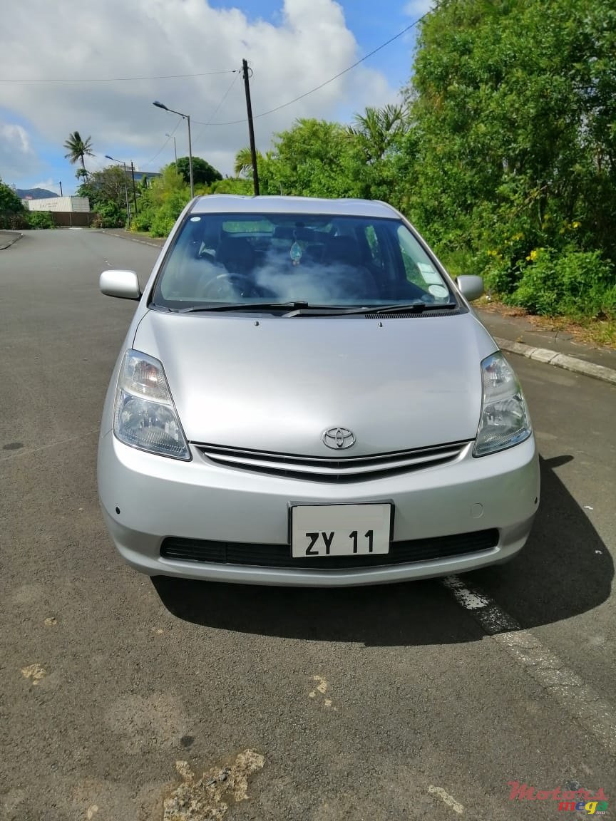 2011' Toyota Prius Plug-in Hybrid photo #1