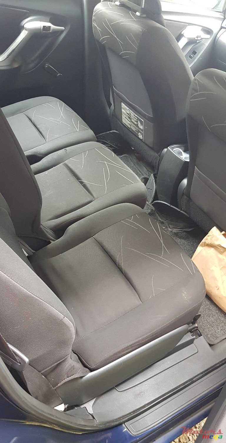 2011' Toyota Verso photo #1