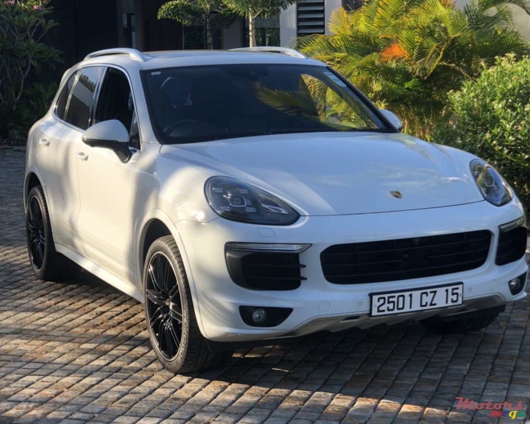 2015' Porsche Cayenne Hybrid S 3.0 V6 photo #1