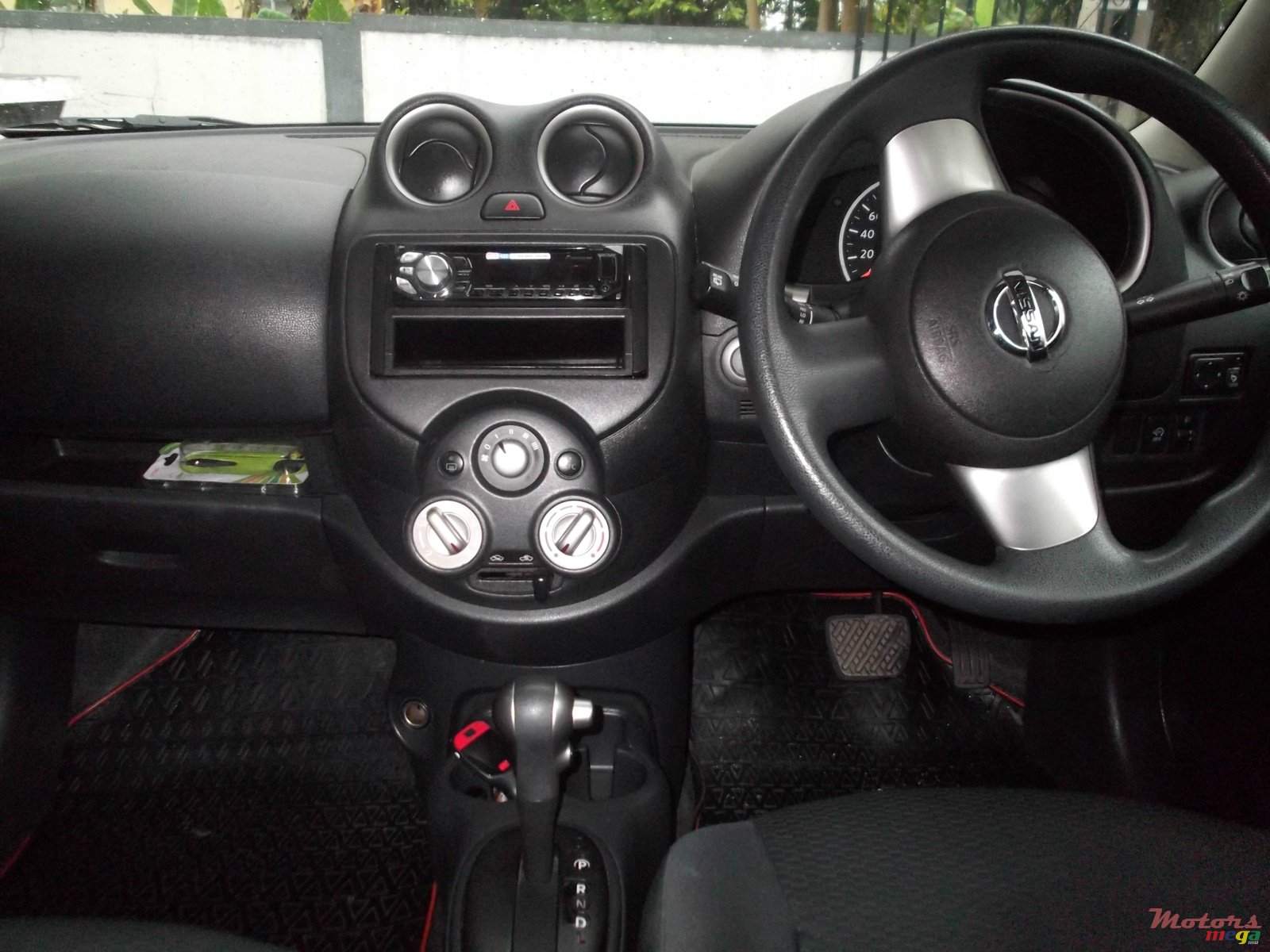 2011' Nissan photo #2