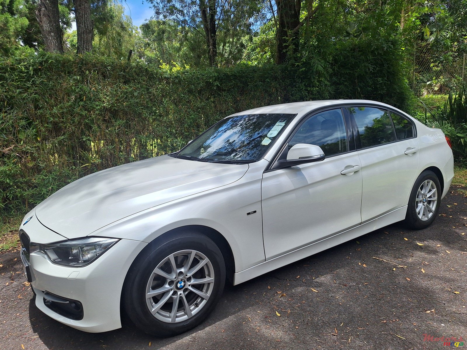2015' BMW 320 photo #1