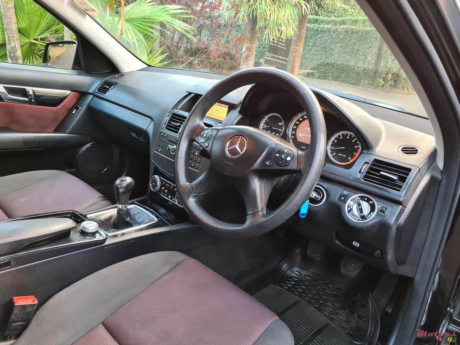 2011' Mercedes-Benz C180 photo #7