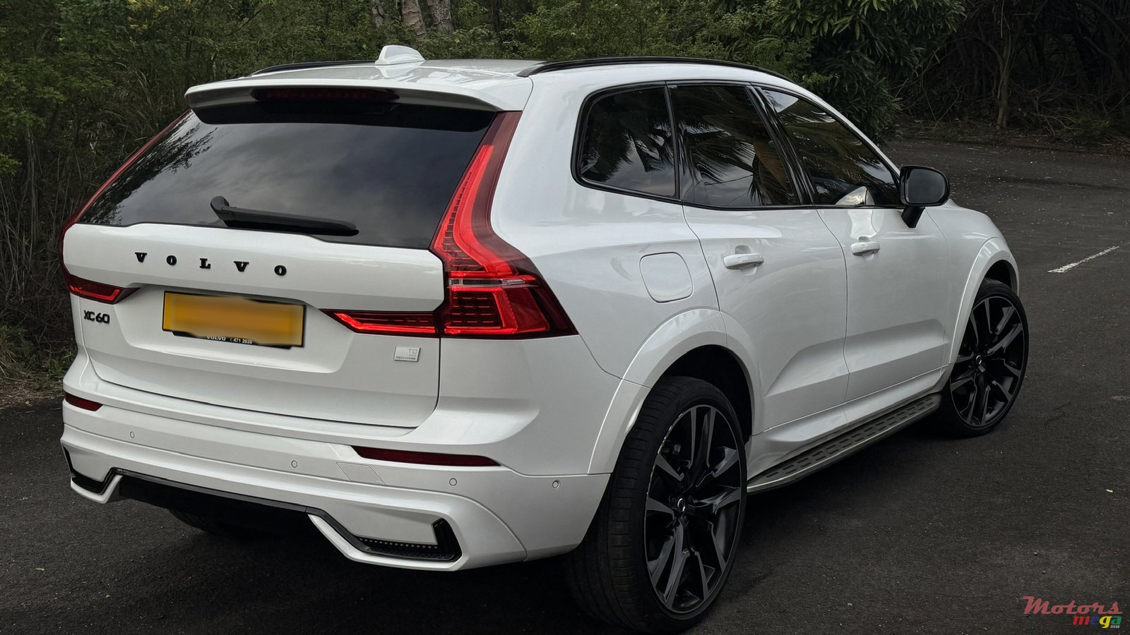 2023' Volvo XC60 Ultimate Dark T8 photo #6