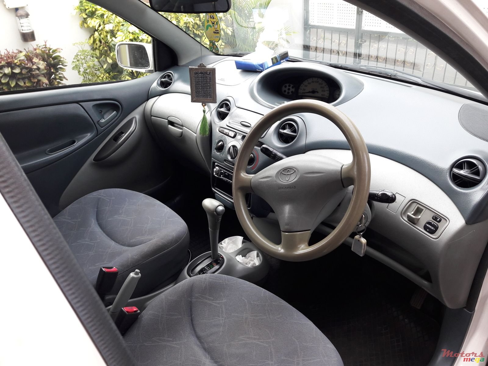 2001' Toyota Vitz photo #3