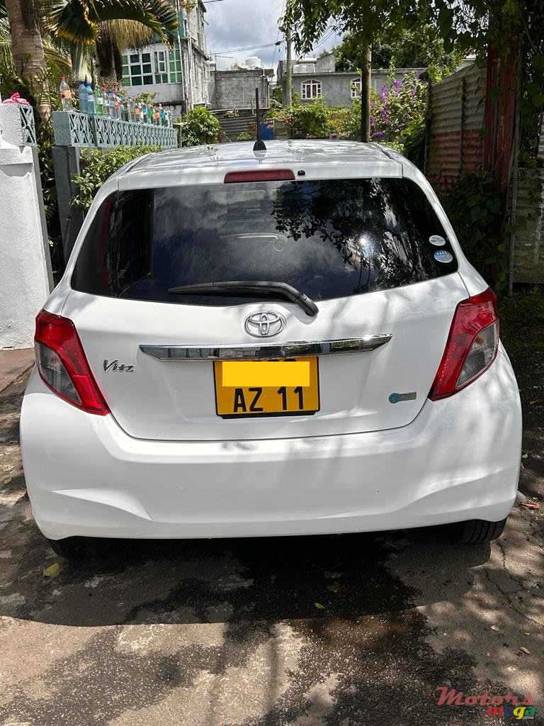 2011' Toyota Vitz photo #5