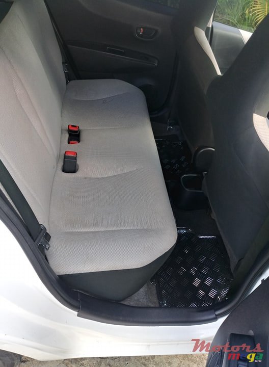 2011' Toyota Vitz 1300 photo #4