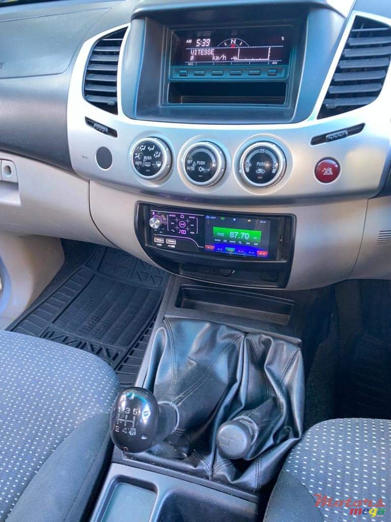 2013' Mitsubishi L 200 4x4 photo #1