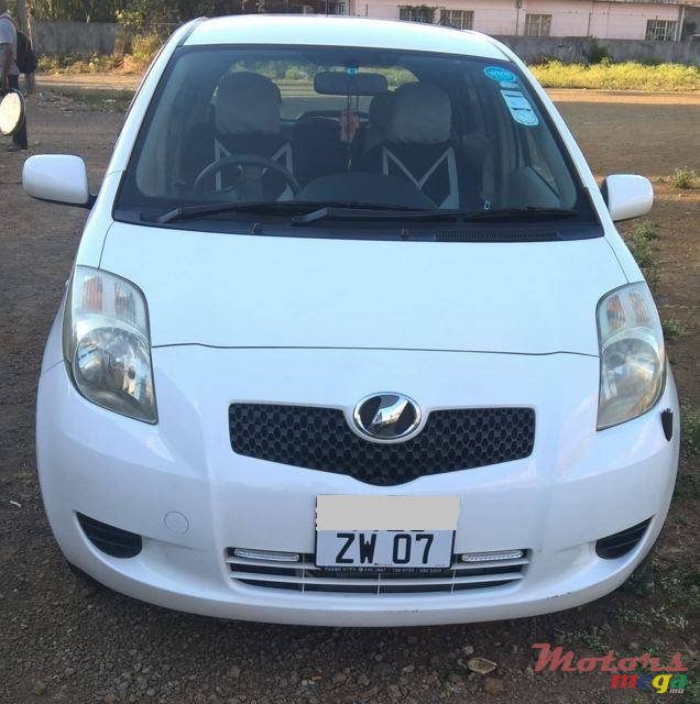 2007' Toyota Vitz photo #3