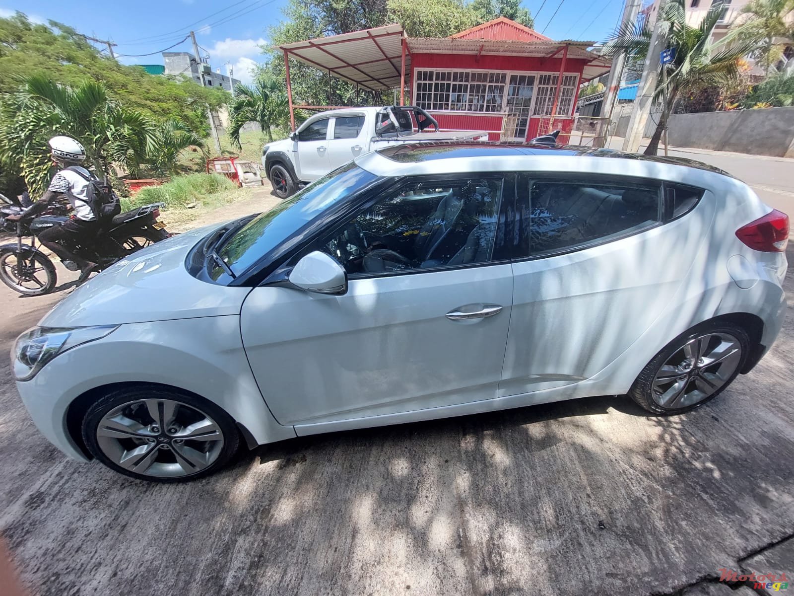 2017' Hyundai Veloster photo #3