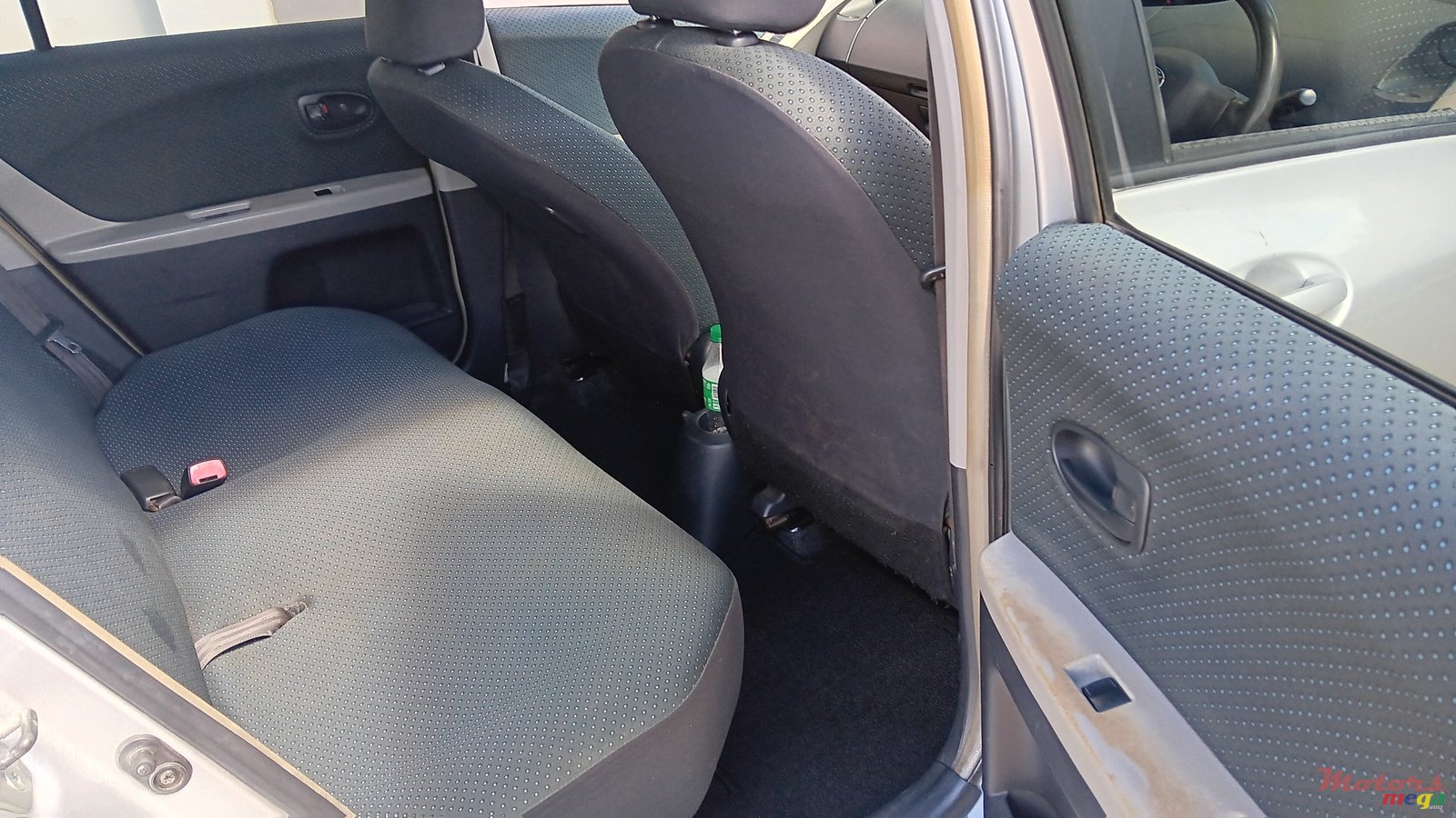 2005' Toyota Vitz photo #2