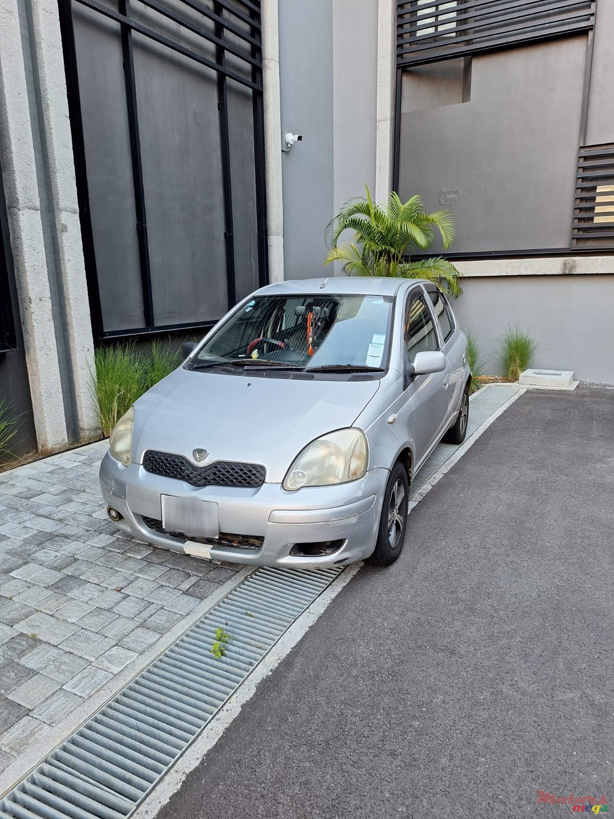 2002' Toyota Vitz photo #1