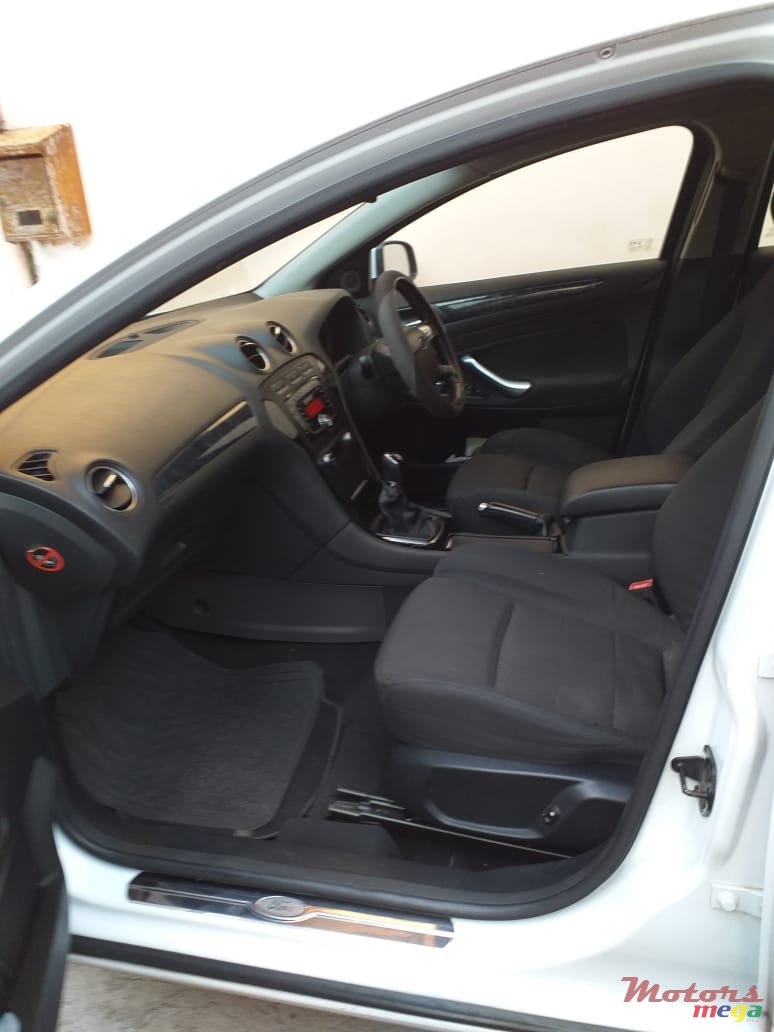 2013' Ford Mondeo photo #5