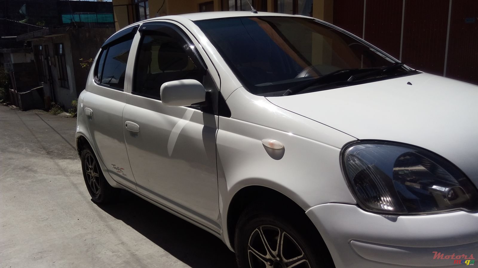 2002' Toyota Vitz 1000 photo #1